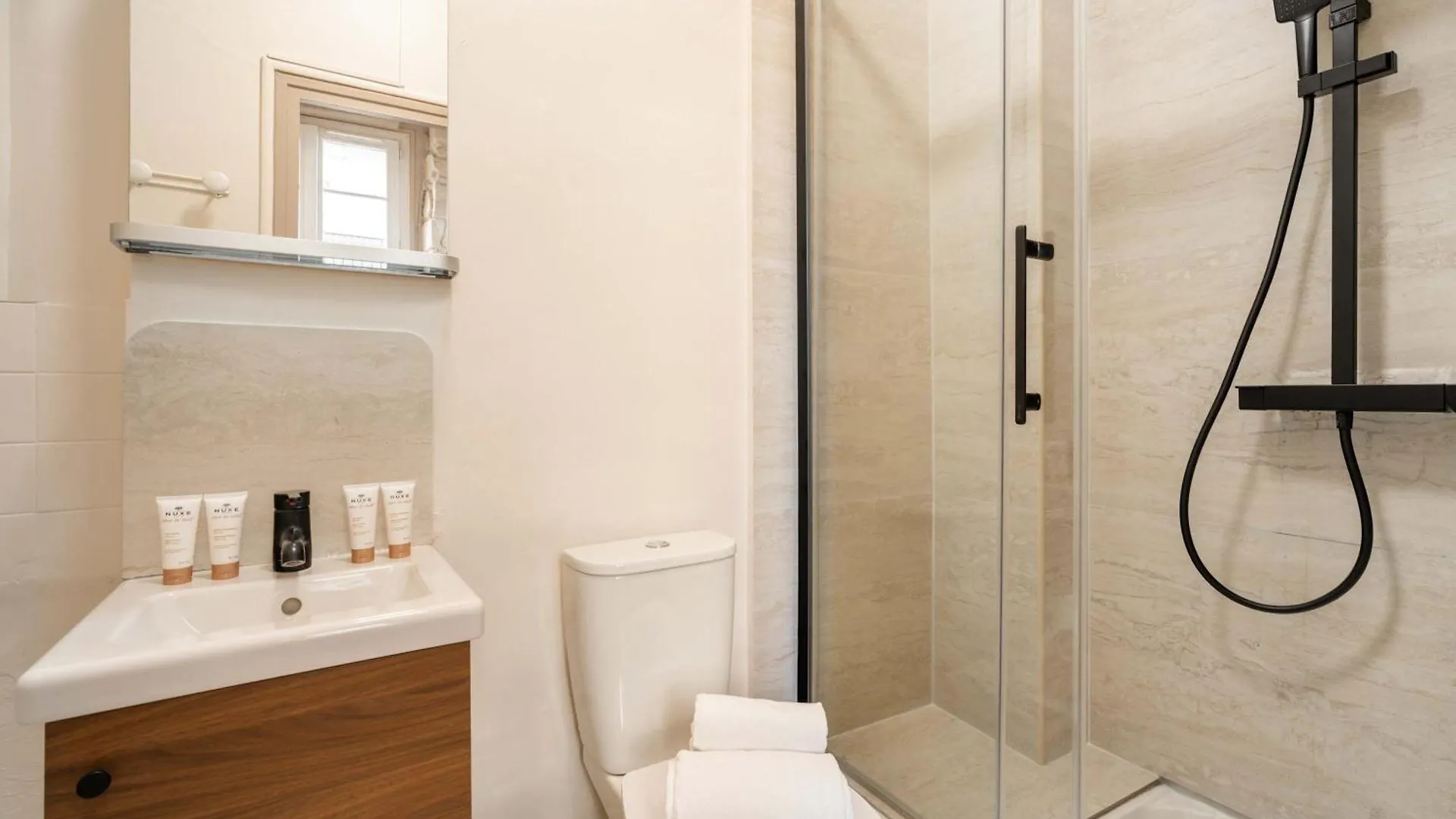 New Heaven near Louvre Museum Apartment Paris France