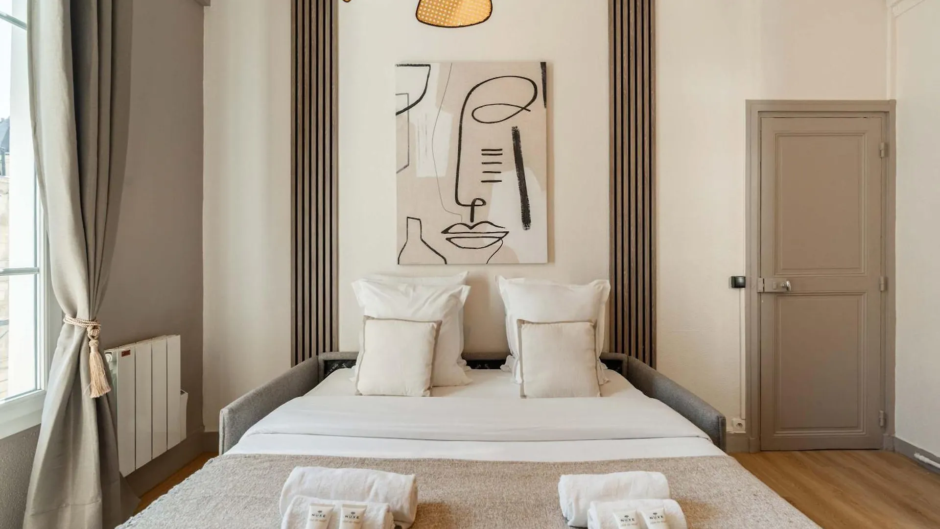 New Heaven near Louvre Museum Apartment Paris France